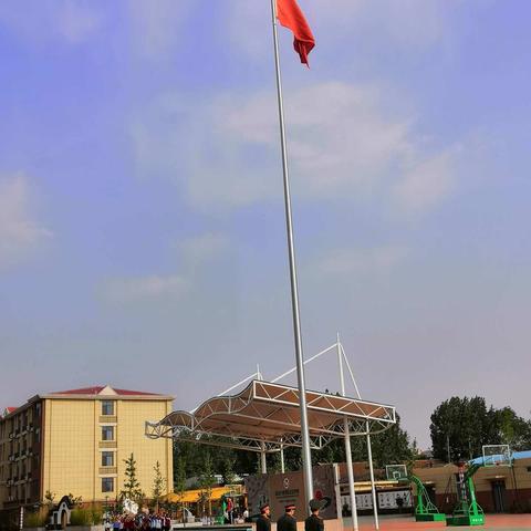【党建统领 文明实践】莱芜区花园学校举行“让执着追求成为一种信仰”主题升旗仪式