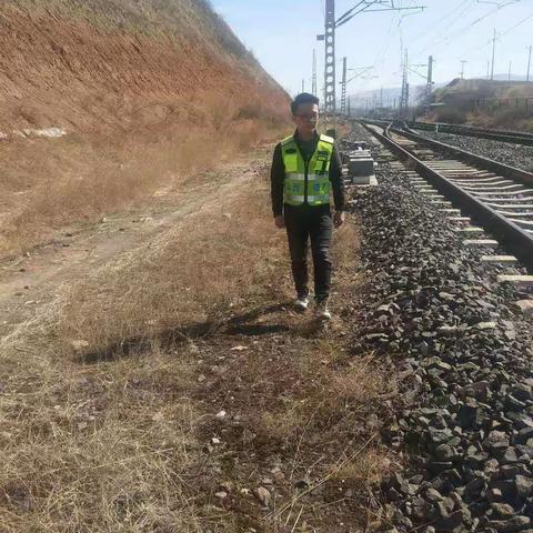 平鲁区护路队员五一期间加大铁路巡查力度