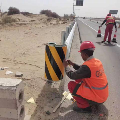 开展路域环境整治提升公路沿线设施“颜值”