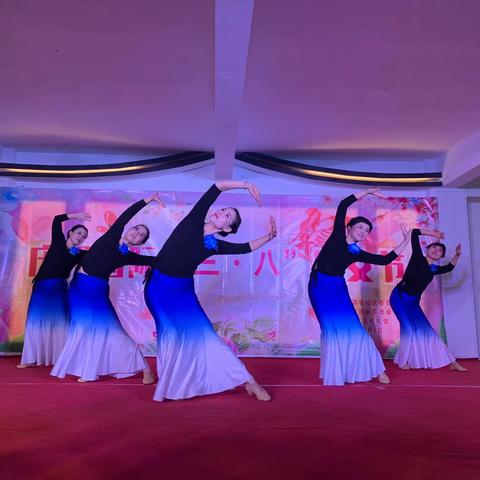 邵宅社区庆祝“三·八”妇女节，特邀我们邵宅社区广场舞爱好者，自编、自导、自演的一场文艺演出，献给社区妇女！