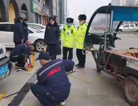 直面问题举一反三开展非机动车整治