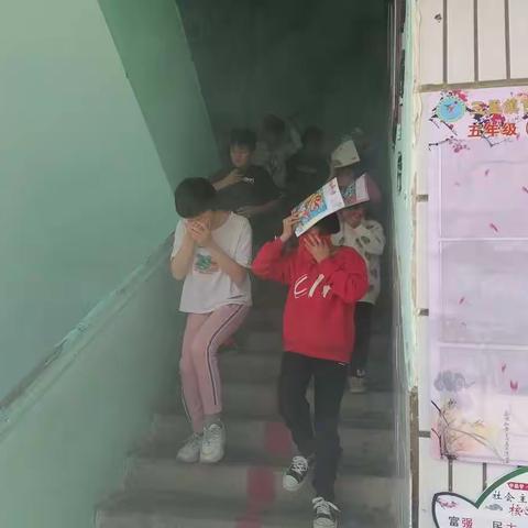 校园消防演练，筑牢安全防线——三里镇吉塘小学消防安全演练