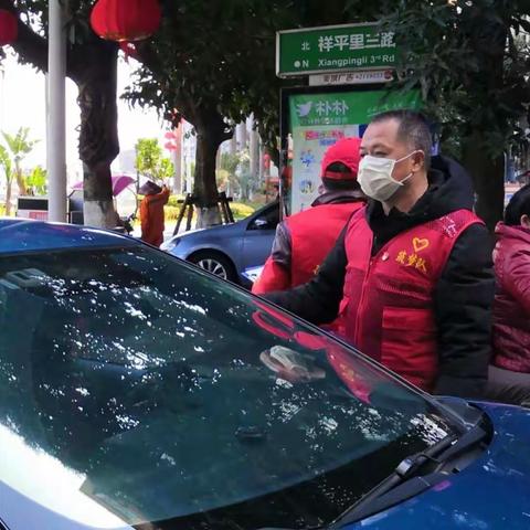 党徽在祥平社区卡口闪光