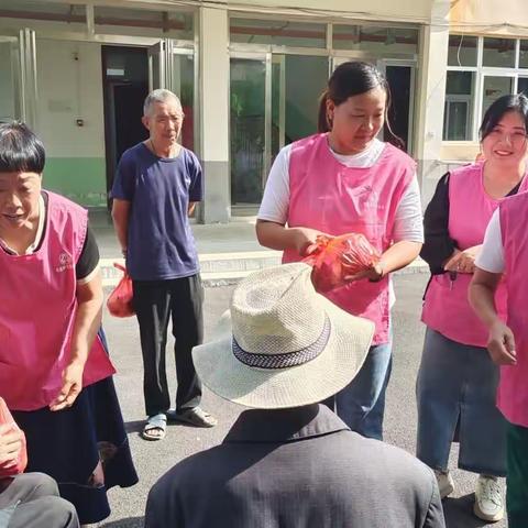 九九重阳节，爱心敬老人