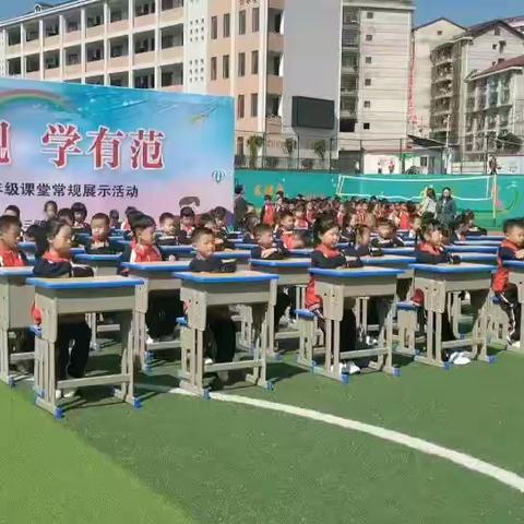 行有规 学有范                                      ——铁小一九班