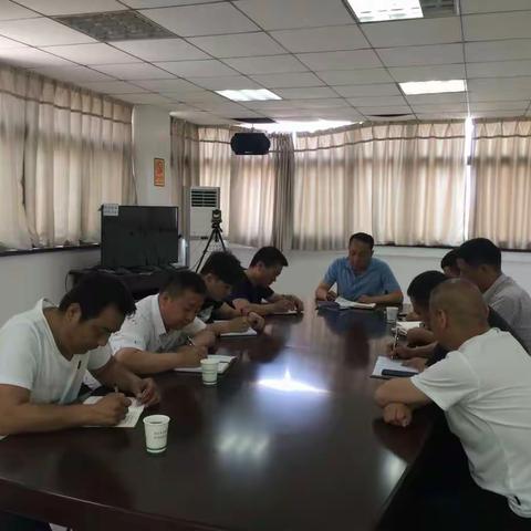 局党委委员赵宏录同志组织分管科室负责人召开会议