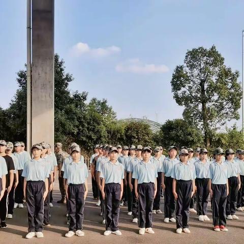挥洒激情，释放青春 ，我们风雨同行，亦师亦友同训练，教官学生共苦甜。军训一阵子，受益一辈子。