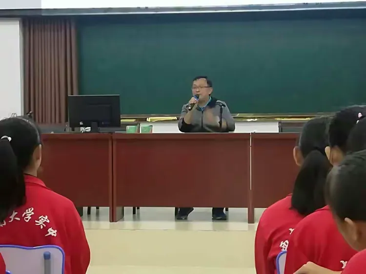 萤囊刺股苦读书，思维导图巧记忆——王遵义老师作如何建立学科思维导图报告会