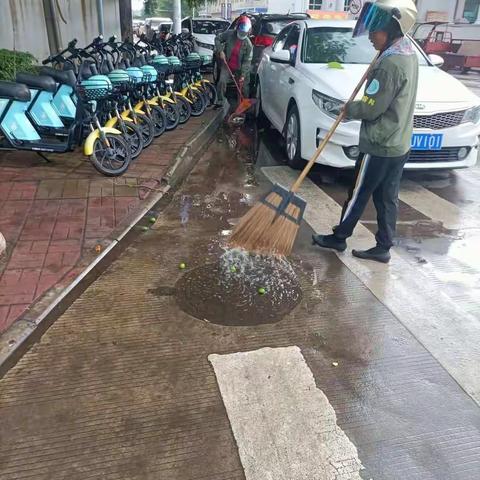 整治人居环境   共创文明城市——西南大学临高实验中学持续开展四爱卫生健康大扫除活动