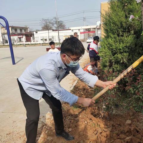 清洁花坛，美化校园——伦掌镇众乐中心小学清理学校花坛