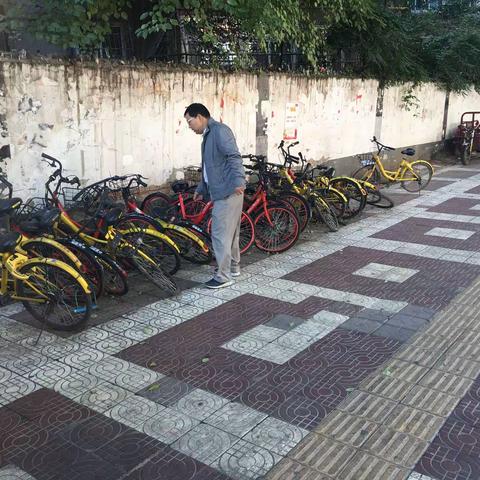 对各辖区市容大环境及执法队员在岗情况进行检查督导——迎接国卫复审 我们在行动