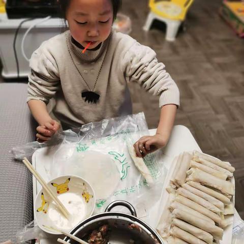 我帮奶奶包春卷