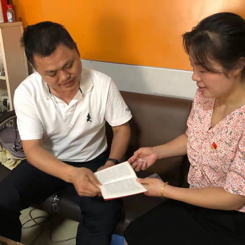 赠党章党徽 增强流动党员凝聚力