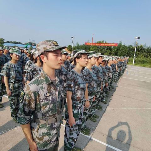 我校隆重举行新学期升旗仪式暨军训动员大会