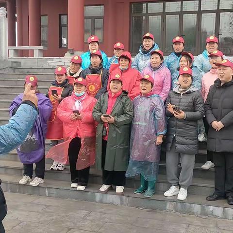 雷锋团队于2023年农历三月三黄华庙会开展献爱心施粥活动。