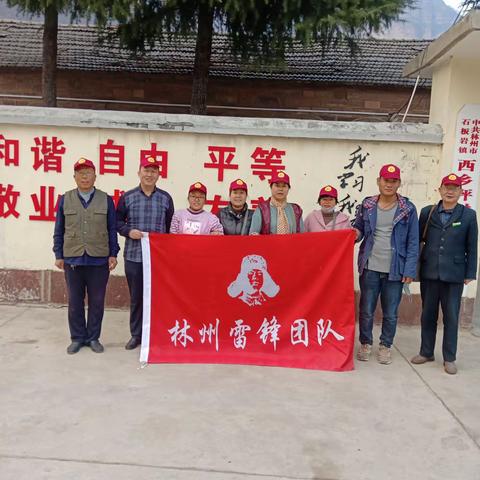 九九敬老雷锋团队携手中医院志愿者在石板岩镇西乡坪村