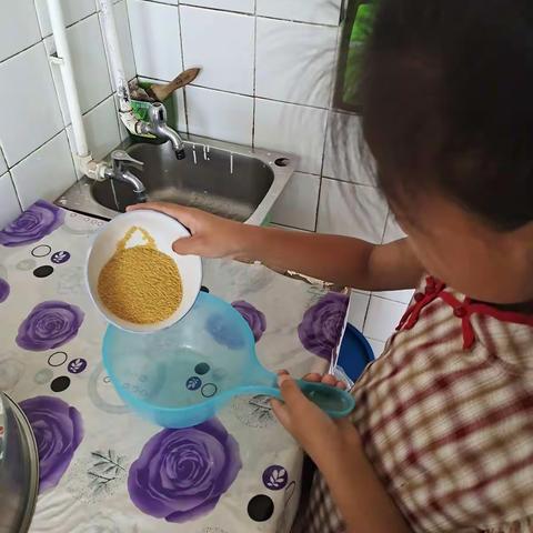 漫长而又期待的暑假到来了，放假期间我把每天都安排的条条有序，帮妈妈干家务，完成自己的各项学习！