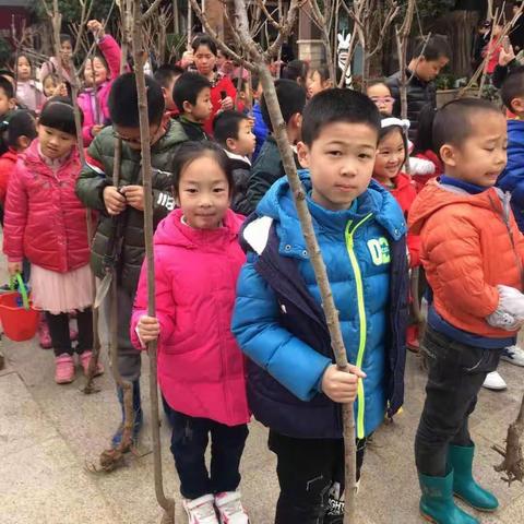 学雷锋做好事，绿化美丽家园——M2  二年1班 王者中队