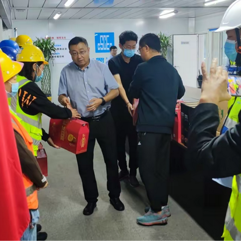泾河新城党委副书记、管委会副主任薛峰带队慰问智能产业园项目