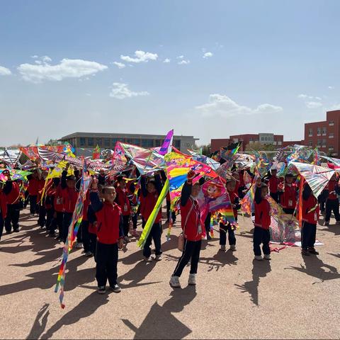 “五彩风筝织梦想、童心飞翔跃蓝天”———二二三团中学“和乐”课程——第一届风筝节