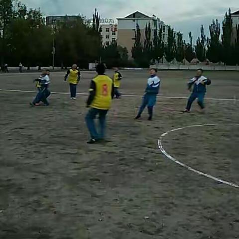 这个春天，我们一起走过，东胜区第八小学校长杯足球赛⚽️，孩子们开心快乐每一天，参与活动