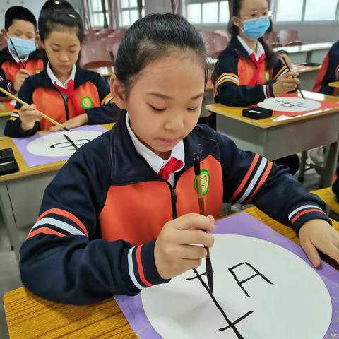 甲骨文字写中国         一笔一划传精神——记正心小学“喜迎祖国华诞”甲骨文书法大赛