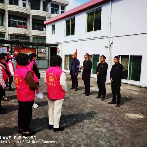 龙港市白沙第三社区联勤工作站举行环境整治巾帼队授旗仪式暨宣传活动