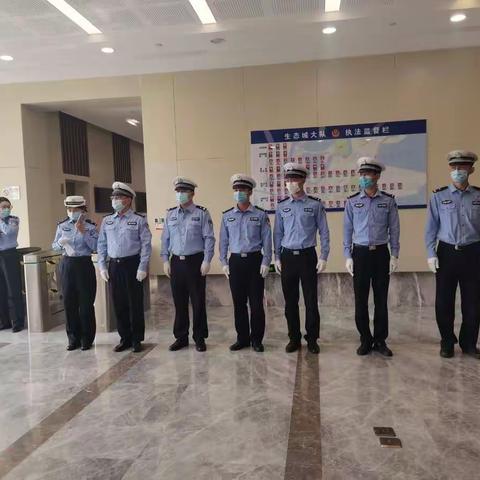 师生赞•暖心交警护校情 ——记南小学子向生态城交通队敬献锦旗