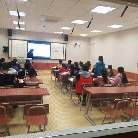 第三实验小学，五六年级的数学老师在担任双班的情况下，依然在课程处同志的带领下，积极进行教研活动！