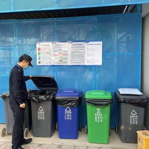 分类投放收集设施完备、标识清晰，设置规范