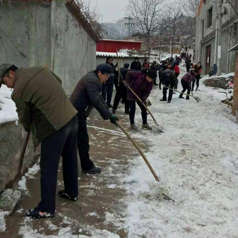 联合村道路积雪清理中