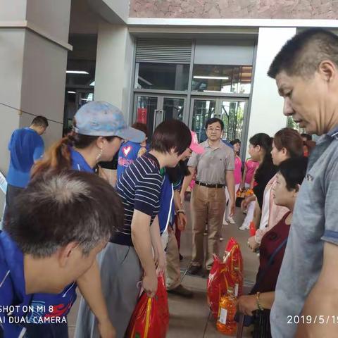 区委张华调研员为残疾人发放助残日慰问品