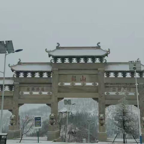 天边飘过故乡的雪