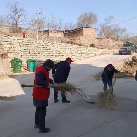 2022年2月25日按照常态化桂林镇兴泉村开展周五“发动群众、全民洗城”志愿活动。