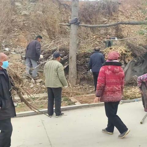 桂林镇兴泉村按照“人人动手、全民洗城”活动要求，组织党员、村民、志愿开展志愿服务。