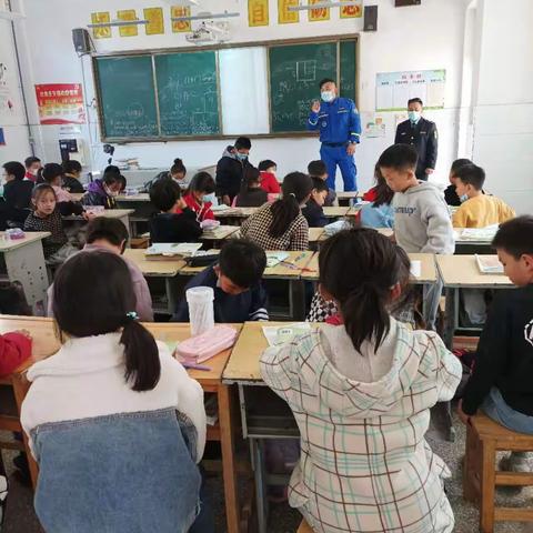 张庄中心小学地震疏散演练