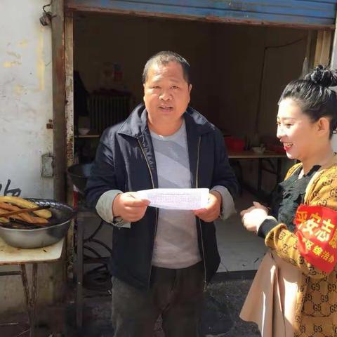 南十方社区工作人们积极地开展扫黑除恶宣传工作