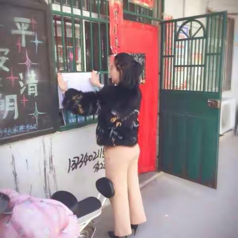 南十方张家巷社区在辖区内开展扫黑除恶宣传活动。