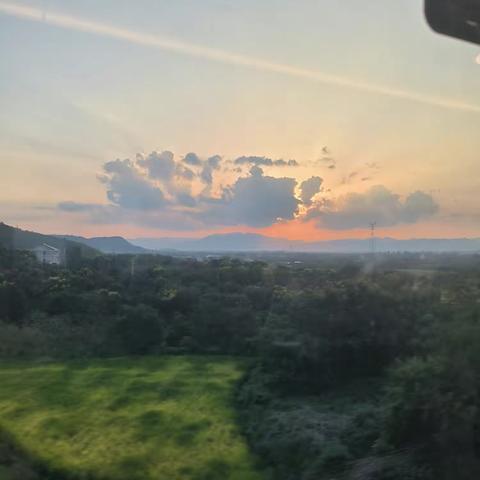 可可的小照片之动车里拍的太阳☀️