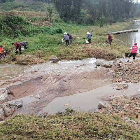 大雨过后雪野街道立即展开清河行动