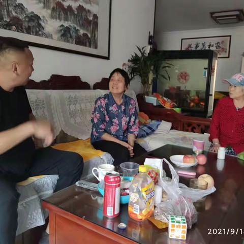 华山街道洪家园村两委中秋走访送温暖