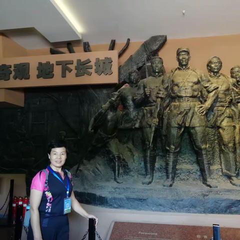 参观冉庄地道战纪念馆