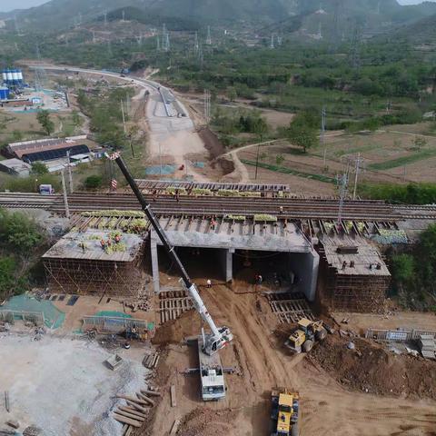 抗疫情、保安全——邯钢迁建龙西路下穿邯长铁路立交桥顶进就位