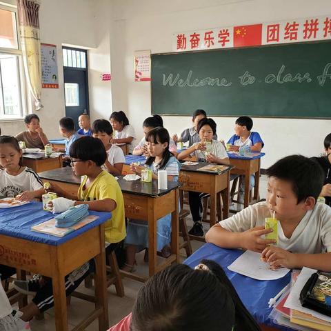 四年级孩子们喜食营养餐