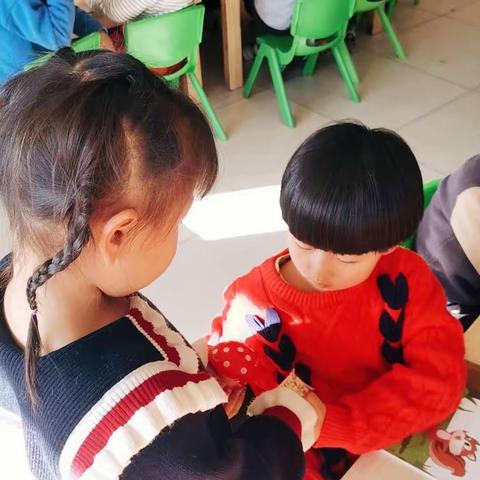 今天我们班的高语萱小朋带来一些小吃和小伙伴们分享。一起分享美食，分享快乐！