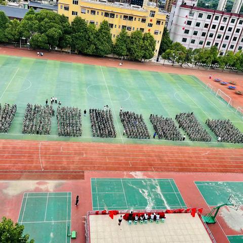军姿飒爽 青春筑梦 贵定一中                             2022年秋季学期新生爱国集训纪