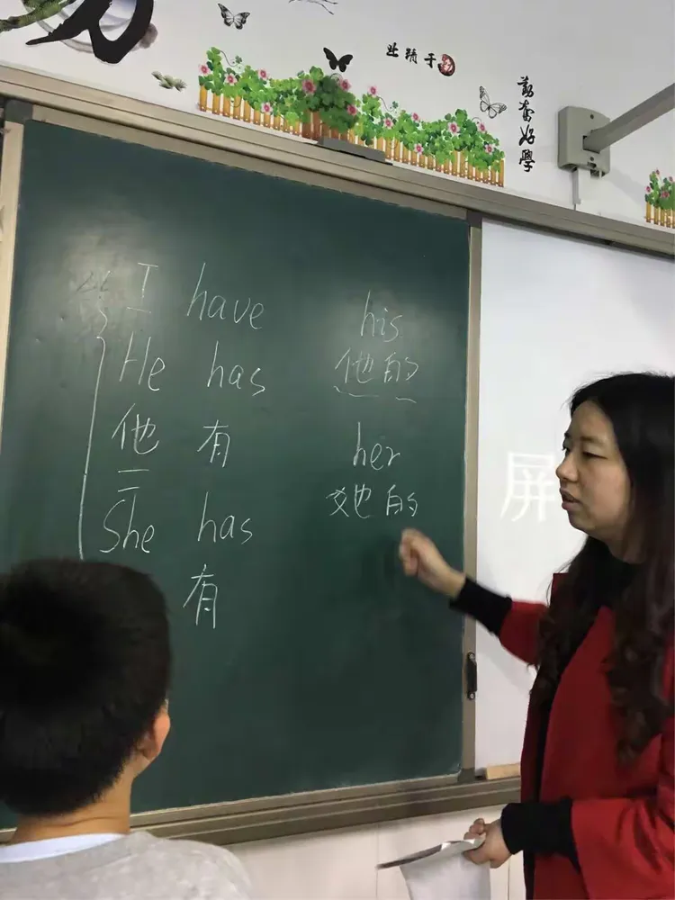 会后英语老师在为学生解惑