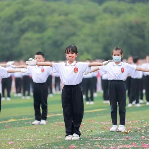 礼赞二十大，青春向未来——东莞市礼仁外国语学校运动会开幕式正式开始啦！