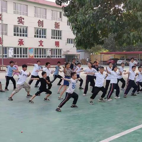 出岸学区王家坞小学武术操表演