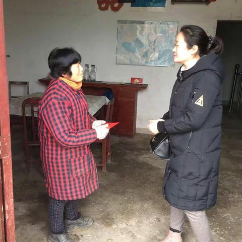 赤东镇郑委一行，来北风头村慰问贫困户。